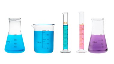 Laboratuvar camlarında bulunan renkli kimyasallar beyaz arkaplanda izole edilmiş.