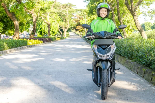Azjatka Pracuje Jako Taksówkarz Motocyklowy Ulicy — Zdjęcie stockowe