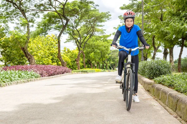 Азиатка Шлеме Велосипеде Парке — стоковое фото