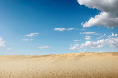 Mavi gökyüzü arkaplanlı kum tepelerinin görüntüsü