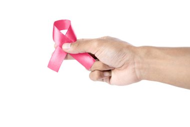 Beyaz arkaplanda izole edilmiş mor kurdeleler gösteren insan eli