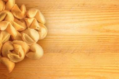 Tahta arka planda şans kurabiyeleri. Mutlu Çin Yeni Yılı