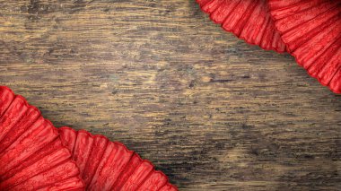 Ahşap arka planda kırmızı Çinli fan
