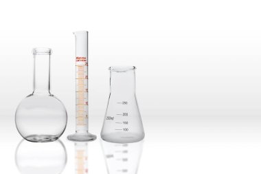 Beyaz arka planı olan laboratuvar camları. Ulusal Bilim Günü