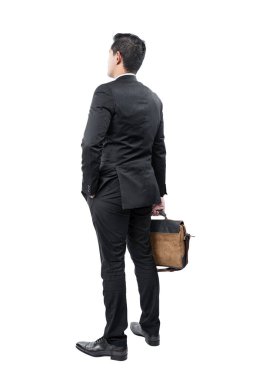 Beyaz arka planda izole edilmiş evrak çantası taşıyan Asyalı işadamının dikiz görüntüsü