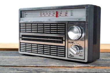 Beyaz arkaplanda izole edilmiş eski radyo