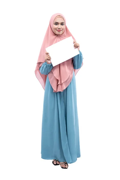Aziatische Moslimvrouw Sluier Met Leeg Papier Geïsoleerd Witte Achtergrond Leeg — Stockfoto