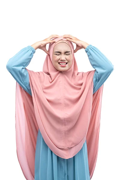 Aziatisch Moslim Vrouw Sluier Gevoel Hoofdpijn Geïsoleerd Witte Achtergrond — Stockfoto