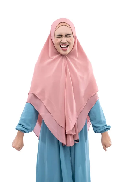 Aziatisch Moslim Vrouw Sluier Met Boos Uitdrukking Geïsoleerd Witte Achtergrond — Stockfoto