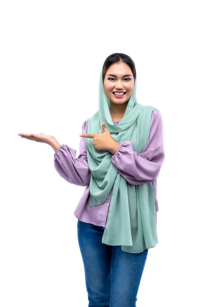 Aziatisch Moslim Vrouw Een Hoofddoek Met Een Open Palm Tonen — Stockfoto