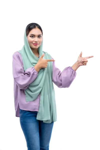 Aziatische Moslim Vrouw Een Hoofddoek Wijzend Iets Geïsoleerd Witte Achtergrond — Stockfoto