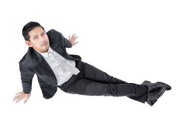 Asyalı işadamı beyaz arka planda tek başına oturuyor