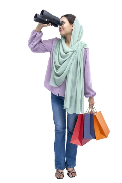 Asian Muslim Woman Headscarf Looking Binoculars While Holding Shopping Bags — Stockfoto