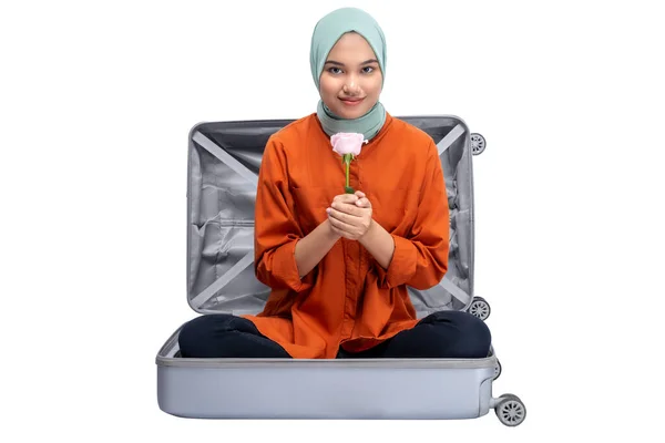 Asian Muslim Woman Headscarf Sitting Suitcase While Holding Pink Rose — Stok fotoğraf