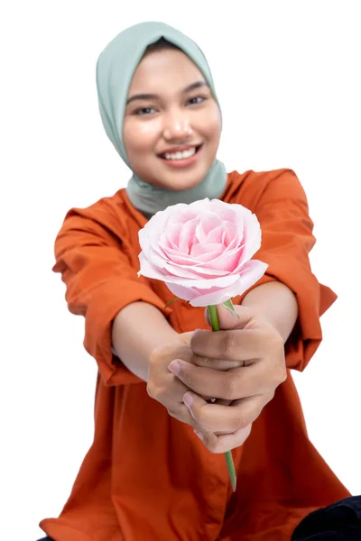 Asian Muslim Woman Headscarf Holding Rose Flower Isolated White Background — Stok fotoğraf