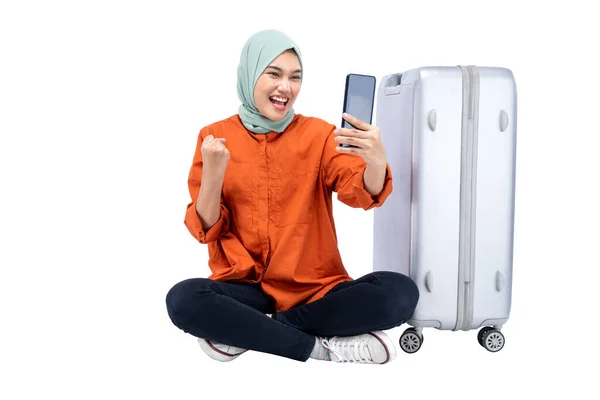 Asian Muslim Woman Headscarf Sitting Suitcase While Using Mobile Phone — Stok fotoğraf