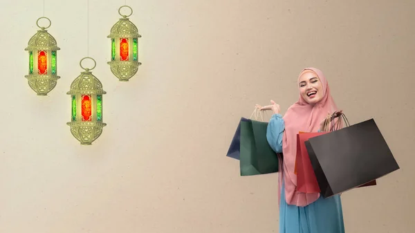Asian Muslim Woman Veil Holding Shopping Bags Hanging Arabic Lamp — Stok fotoğraf
