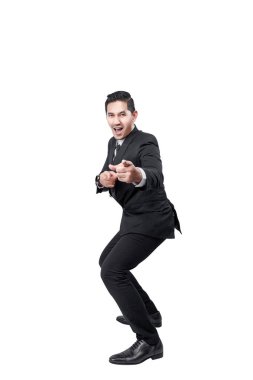 Asyalı işadamı beyaz arka planda izole edilmiş bir şeyi işaret ediyor