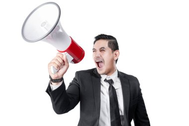 Beyaz arka plan üzerinde izole megafon bağırarak Asya iş adamı