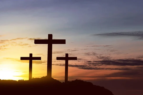 Христианский Крест Холме Фоне Драматического Неба — стоковое фото
