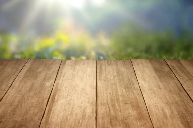 Arkaplanı bulanık tahta masa