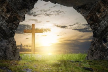 Hıristiyan Haçı sahada günbatımı arka planında