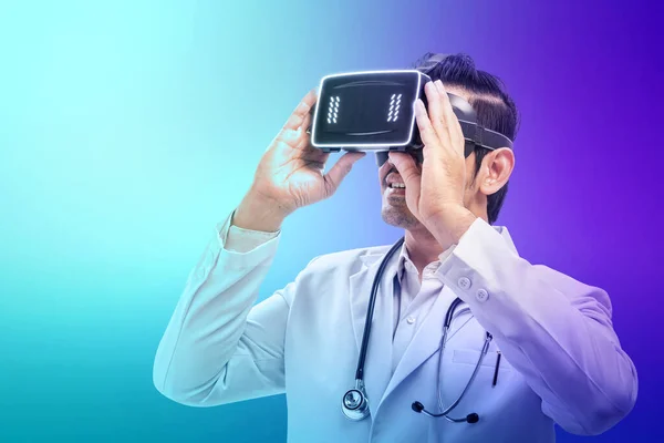 Médico Asiático Con Estetoscopio Usando Dispositivo Realidad Virtual Sobre Fondo — Foto de Stock