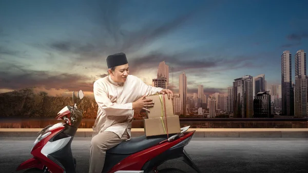 Asian Muslim Man Tying Box Motorcycle Prepare Mudik Street — Foto Stock