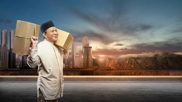 アジアのイスラム教徒の男は 日没の空の背景と路上で泥を塗る準備ができて箱を運ぶ — ストック写真
