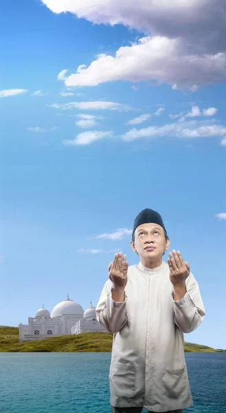 亚洲穆斯林男子举起双手 在清真寺的背景下祈祷 — 图库照片