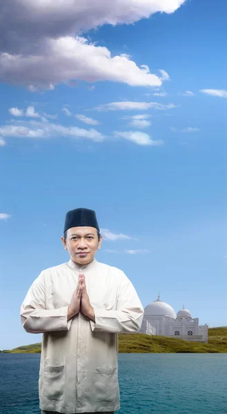 具有清真寺背景的亚洲穆斯林男子 — 图库照片