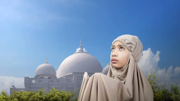 Bir Cami Mavi Gökyüzü Arka Planında Dua Eden Tesettürlü Asyalı — Stok fotoğraf