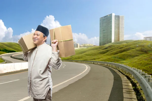 Asian Muslim Man Carrying Box Ready Mudik Street Blue Sky — Stockfoto
