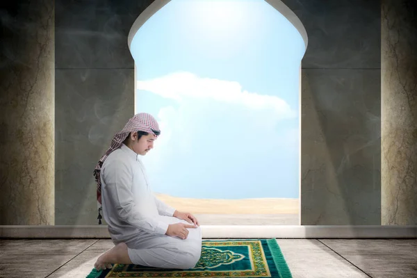 Мусульманин Кефийе Агалом Молитвенном Положении Молитва Молитвенном Ковре Мечети — стоковое фото