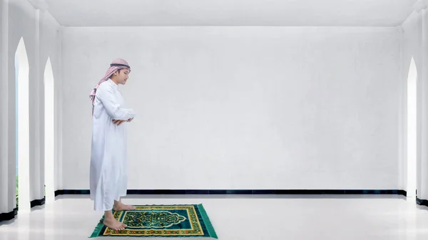 Homem Muçulmano Com Keffiyeh Ágata Posição Oração Salat Tapete Oração — Fotografia de Stock