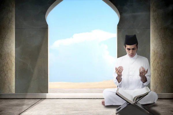 Homem Muçulmano Sentado Enquanto Levantava Mãos Orava Mesquita — Fotografia de Stock