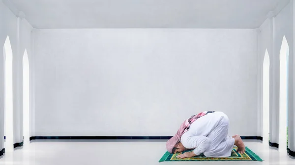 Homme Musulman Avec Keffiyeh Agal Position Prière Salat Sur Tapis — Photo