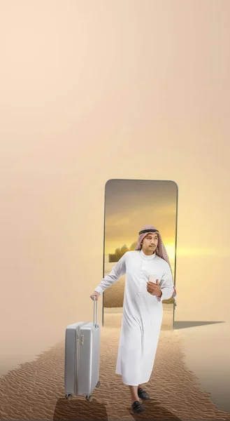 Egy Arab Férfi Keffiyeh Ben Kezében Egy Mobiltelefonnal Egy Bőrönddel — Stock Fotó