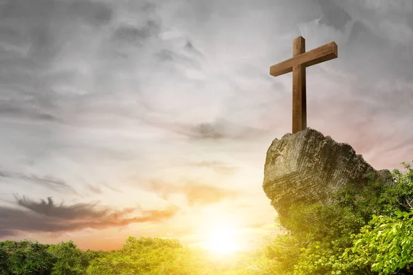 Христианский Крест Скальном Холме Фоне Закатного Неба — стоковое фото