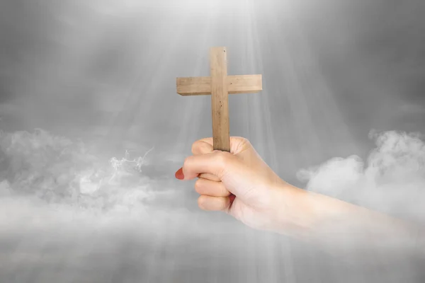 Mão Humana Segurando Cruz Cristã Com Fundo Claro — Fotografia de Stock