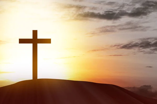 Christian Cross Wzgórzu Zachodem Słońca Tle Nieba — Zdjęcie stockowe