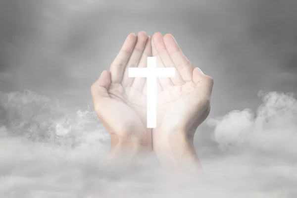 Tangan Manusia Menunjukkan Salib Kristen Dengan Latar Belakang Cahaya — Stok Foto