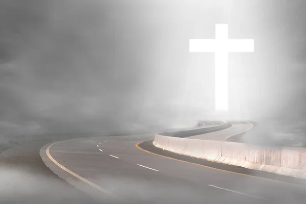 Christliches Kreuz Auf Der Straße Mit Dramatischem Himmelshintergrund — Stockfoto