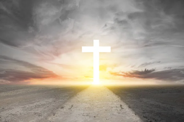 Croce Cristiana Sulla Strada Con Drammatico Sfondo Del Cielo — Foto Stock