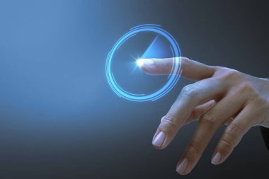 İş kadını eli renkli bir arkaplanda sanal ekrana dokunuyor