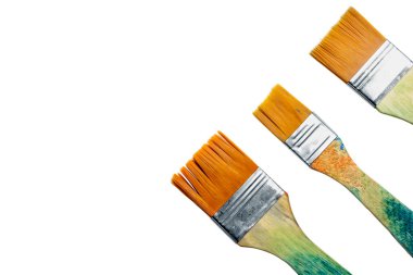 Kirli boya fırçaları beyaz arkaplanda izole edilmiş