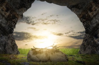 Sahada günbatımı arkaplanı olan dikenli bir taç. Palm Sunday Konsepti