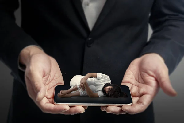 Biznesmen Trzyma Ekran Telefonu Komórkowego Widokiem Siedzącą Przygnębioną Kobietę Koncepcja — Zdjęcie stockowe
