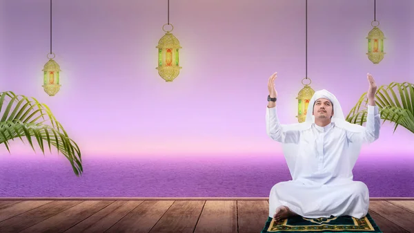 Homem Muçulmano Sentado Enquanto Levantava Mãos Orava Chão Madeira — Fotografia de Stock