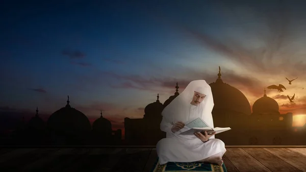 Moslim Die Zit Koran Leest Het Gebedskleed Houten Vloer — Stockfoto